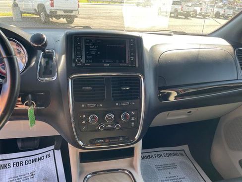 Used 2019 Dodge Grand Caravan SXT image 19