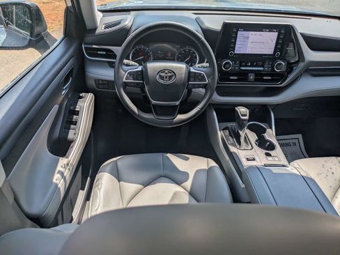 Used 2022 Toyota Highlander XLE FWD image 17