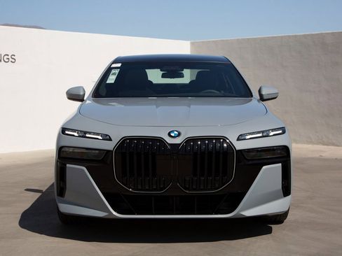 Certified 2025 BMW 760i xDrive w/ Executive Package image 4