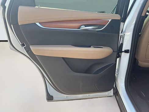 Used 2017 Cadillac XT5 Platinum w/ Driver Assist Package AWD/4WD image 15