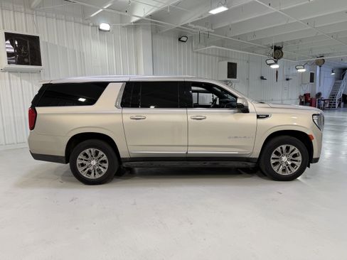 Used 2023 GMC Yukon XL Denali AWD/4WD image 6