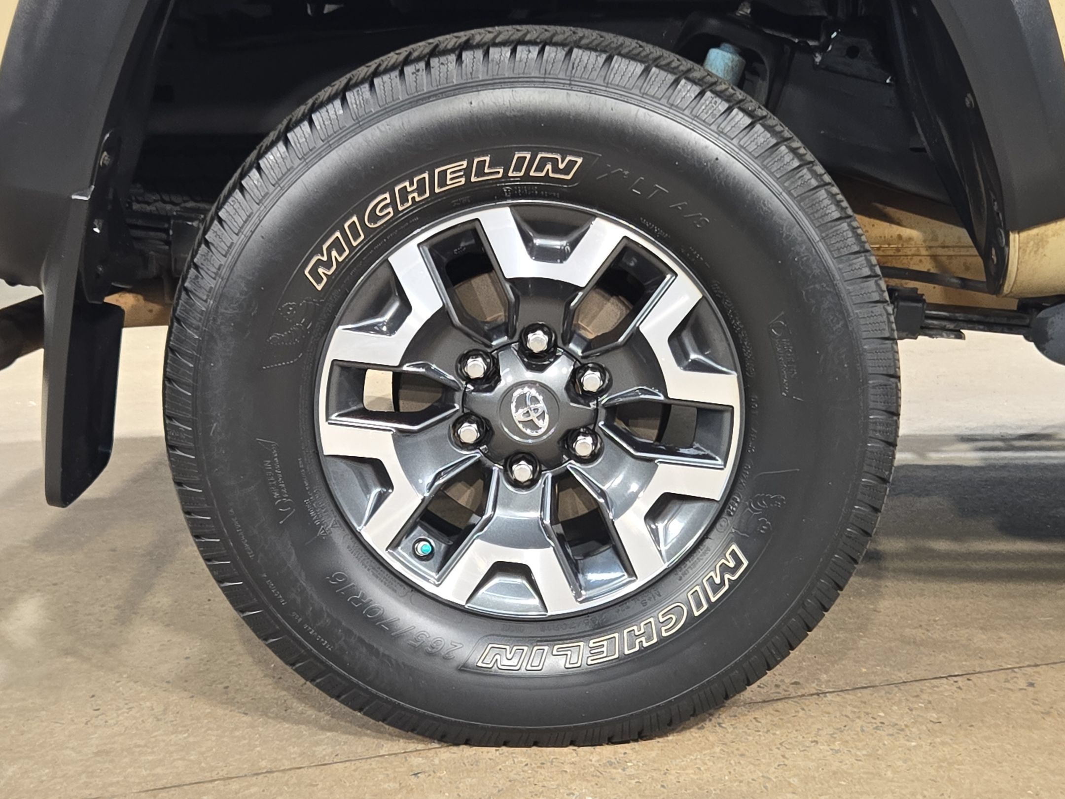 Used 2016 Toyota Tacoma TRD Off-Road w/ Premium & Technology Package RWD image 17