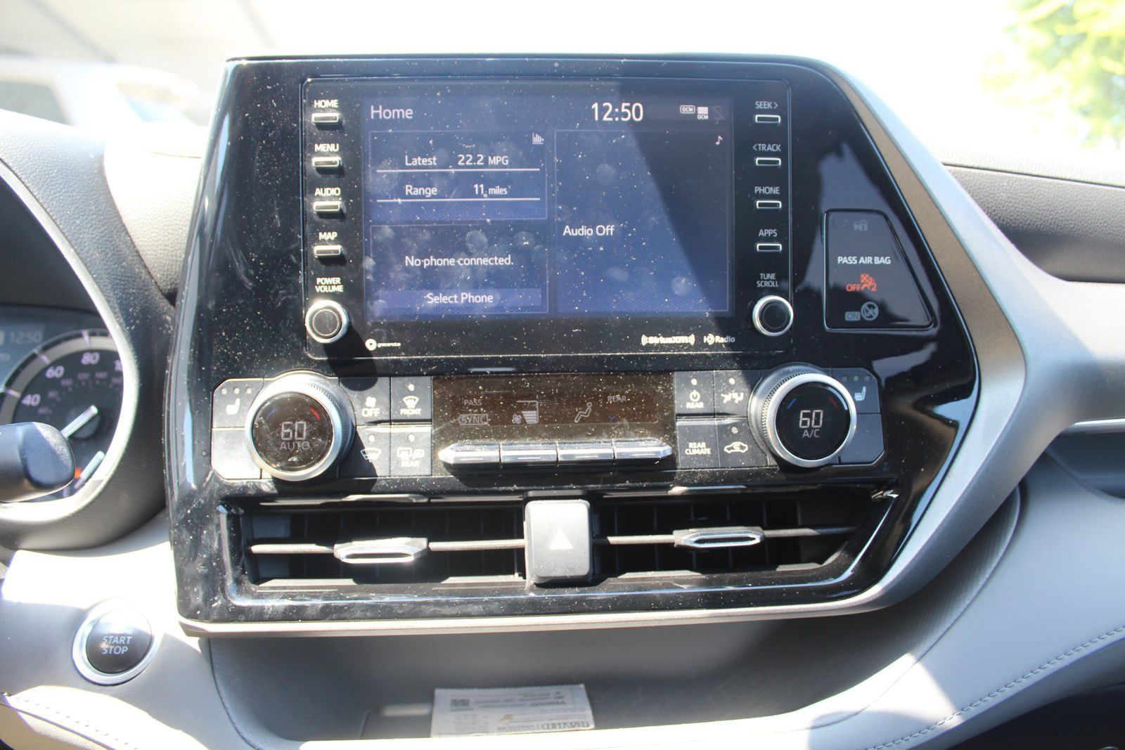 Used 2020 Toyota Highlander XLE AWD/4WD image 11
