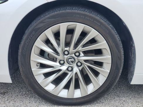 Used 2020 Lexus ES 300h Ultra Luxury w/ Accessory Package 2 FWD image 8