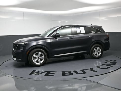 Used 2025 Kia Sorento LX FWD image 6