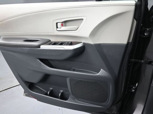 Used 2024 Toyota Sienna LE image 21