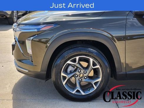 Used 2024 Chevrolet Trax LT w/ Sunroof Package image 23