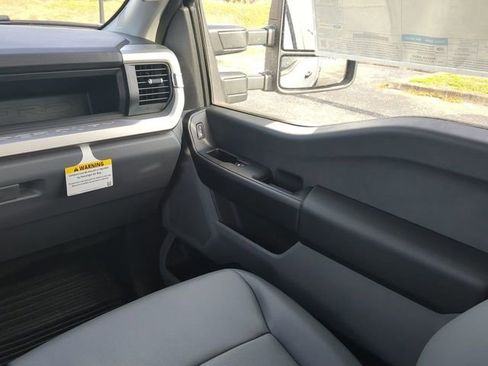 New 2025 Ford F250 XL w/ XL Chrome Package RWD image 19