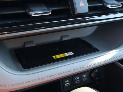 Used 2023 Toyota Highlander XLE AWD/4WD image 25