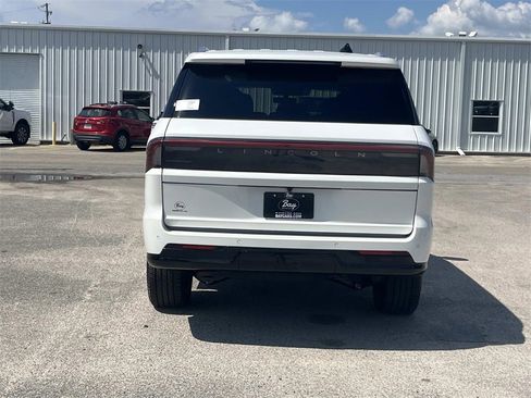 New 2025 Lincoln Navigator Reserve image 4