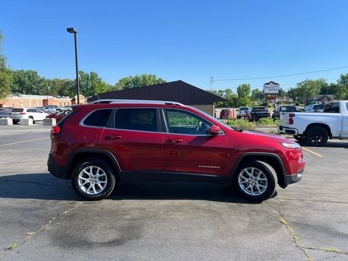 Used 2016 Jeep Cherokee Latitude AWD/4WD image 10
