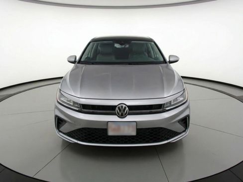 Used 2025 Volkswagen Jetta SE image 2