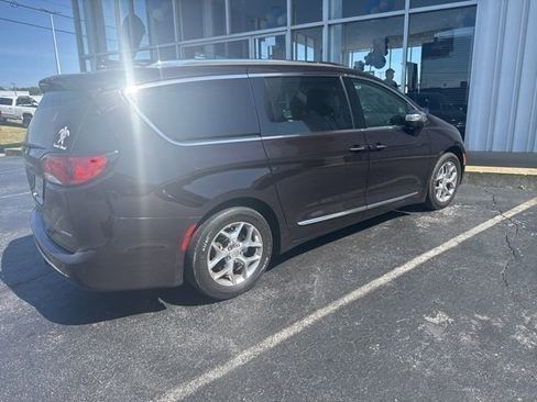 Used 2017 Chrysler Pacifica Limited w/ UConnect Theater Package FWD image 10