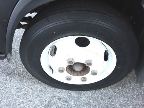 Used 2019 Isuzu NPR image 21