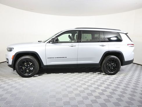 Used 2024 Jeep Grand Cherokee L Laredo image 2