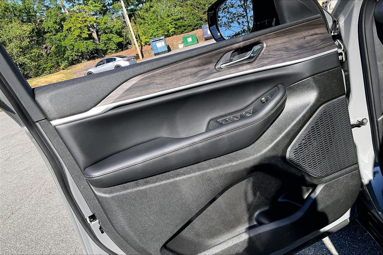 New 2027 Jeep Grand Cherokee Altitude RWD image 26