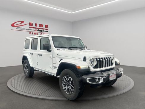 Used 2024 Jeep Wrangler Unlimited Sahara AWD/4WD image 9