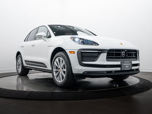 Certified 2026 Porsche Macan AWD/4WD image 9