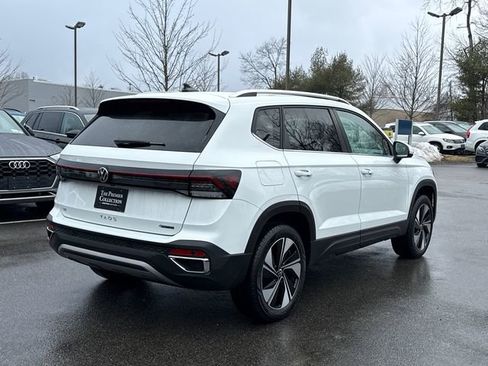 Certified 2025 Volkswagen Taos SE w/ Panoramic Sunroof Package image 4