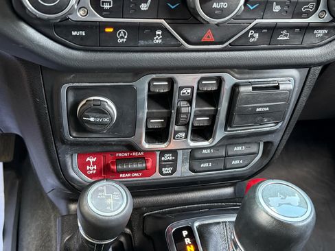 Used 2024 Jeep Wrangler Unlimited Rubicon AWD/4WD image 21
