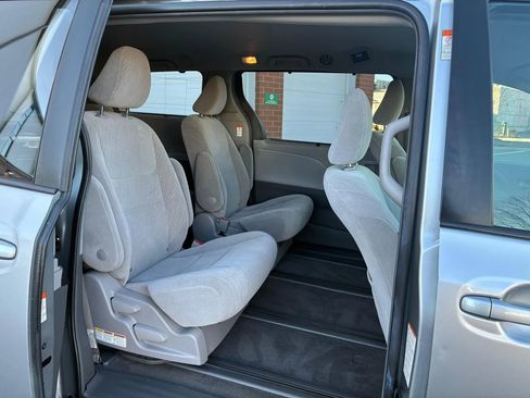 Used 2018 Toyota Sienna LE AWD/4WD image 14