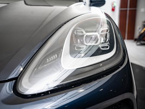 Used 2023 Porsche Cayenne Platinum Edition image 14
