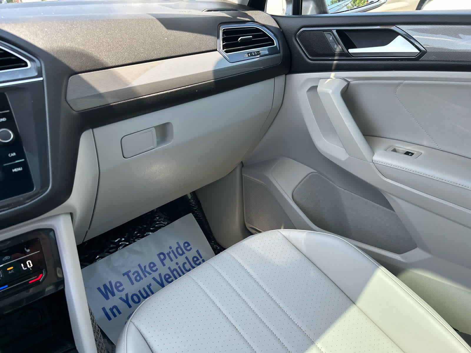 Used 2023 Volkswagen Tiguan SE w/ Panoramic Sunroof Package AWD/4WD image 21