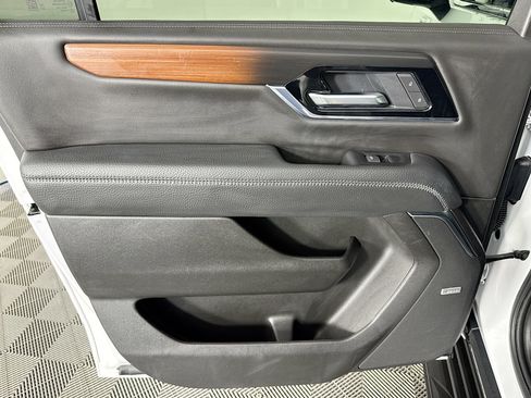 Used 2025 GMC Yukon XL Denali AWD/4WD image 24