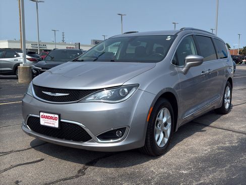 Used 2018 Chrysler Pacifica Touring-L w/ Tire & Wheel Group FWD image 2