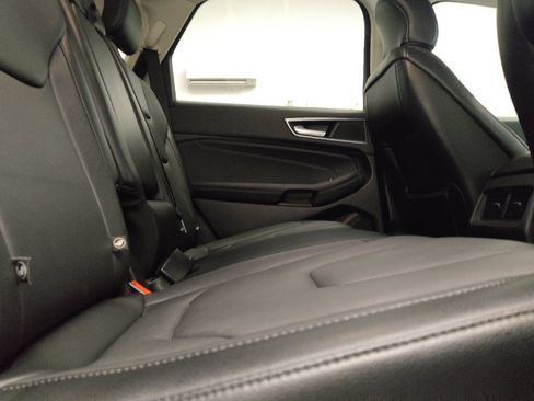 Used 2018 Ford Edge Titanium FWD image 19