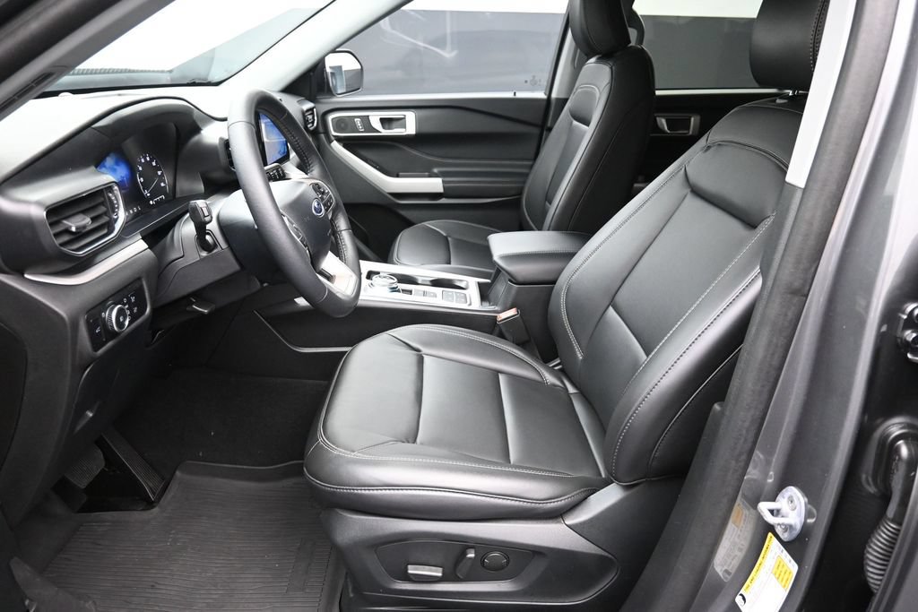 Used 2024 Ford Explorer XLT w/ Equipment Group 202A RWD image 21