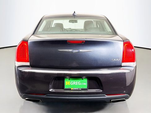 Used 2018 Chrysler 300 Limited image 8