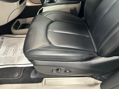 Used 2023 Chrysler Pacifica Touring-L image 13
