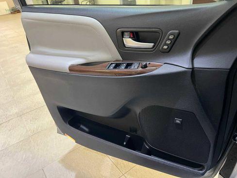 Used 2017 Toyota Sienna Limited Premium image 18