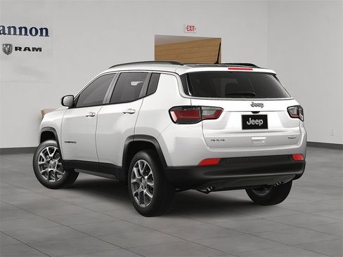 New 2024 Jeep Compass Latitude w/ Sun and Sound Group image 4