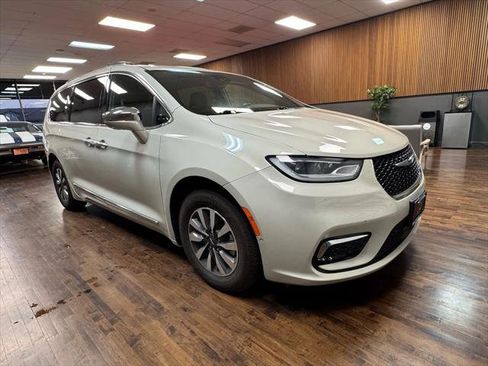 Used 2021 Chrysler Pacifica Limited w/ Premium & Safety Sphere Group image 5