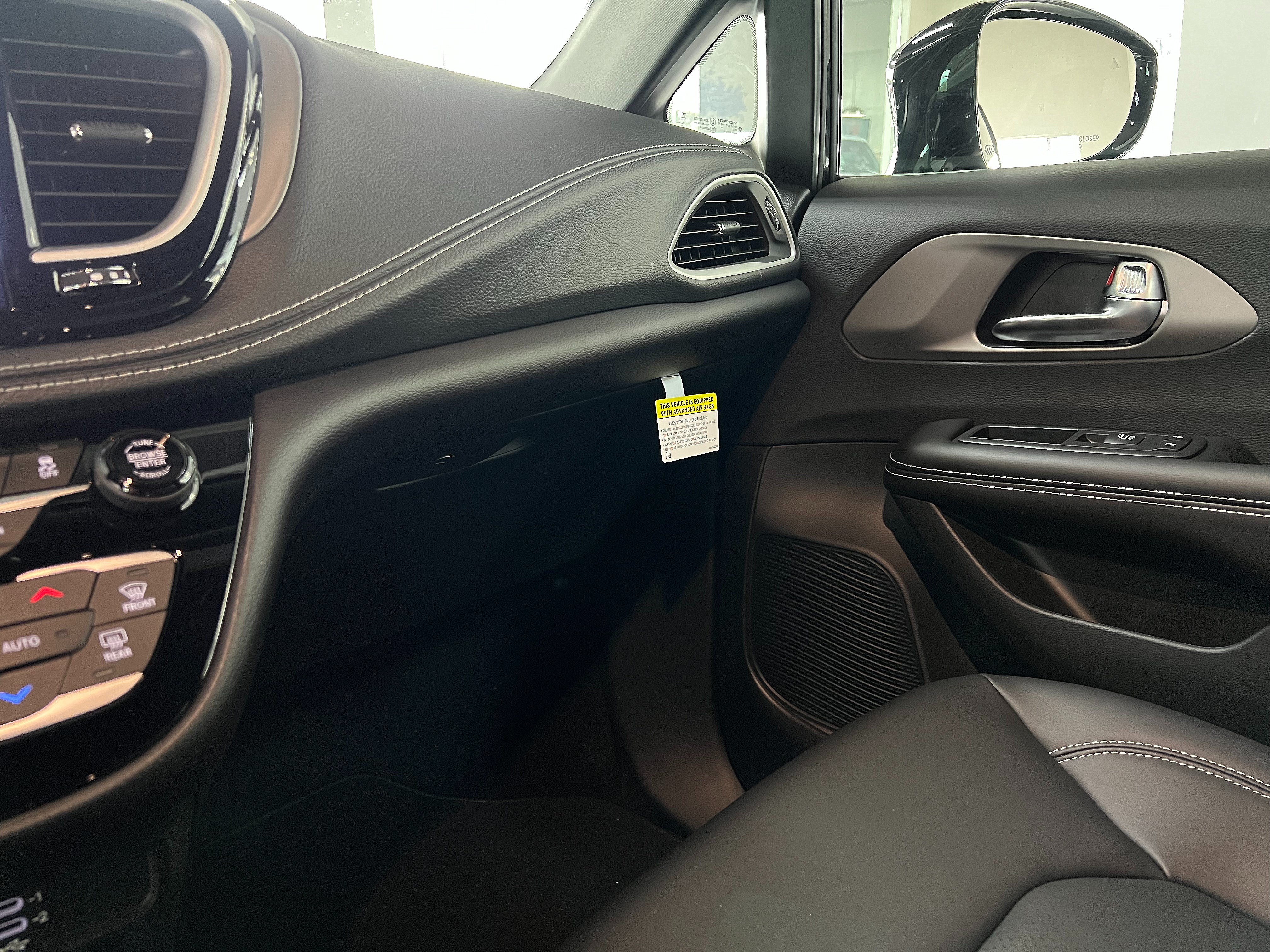 New 2027 Chrysler Pacifica Select FWD image 15