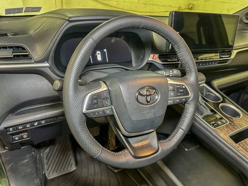 Used 2026 Toyota Sienna Platinum AWD/4WD image 28