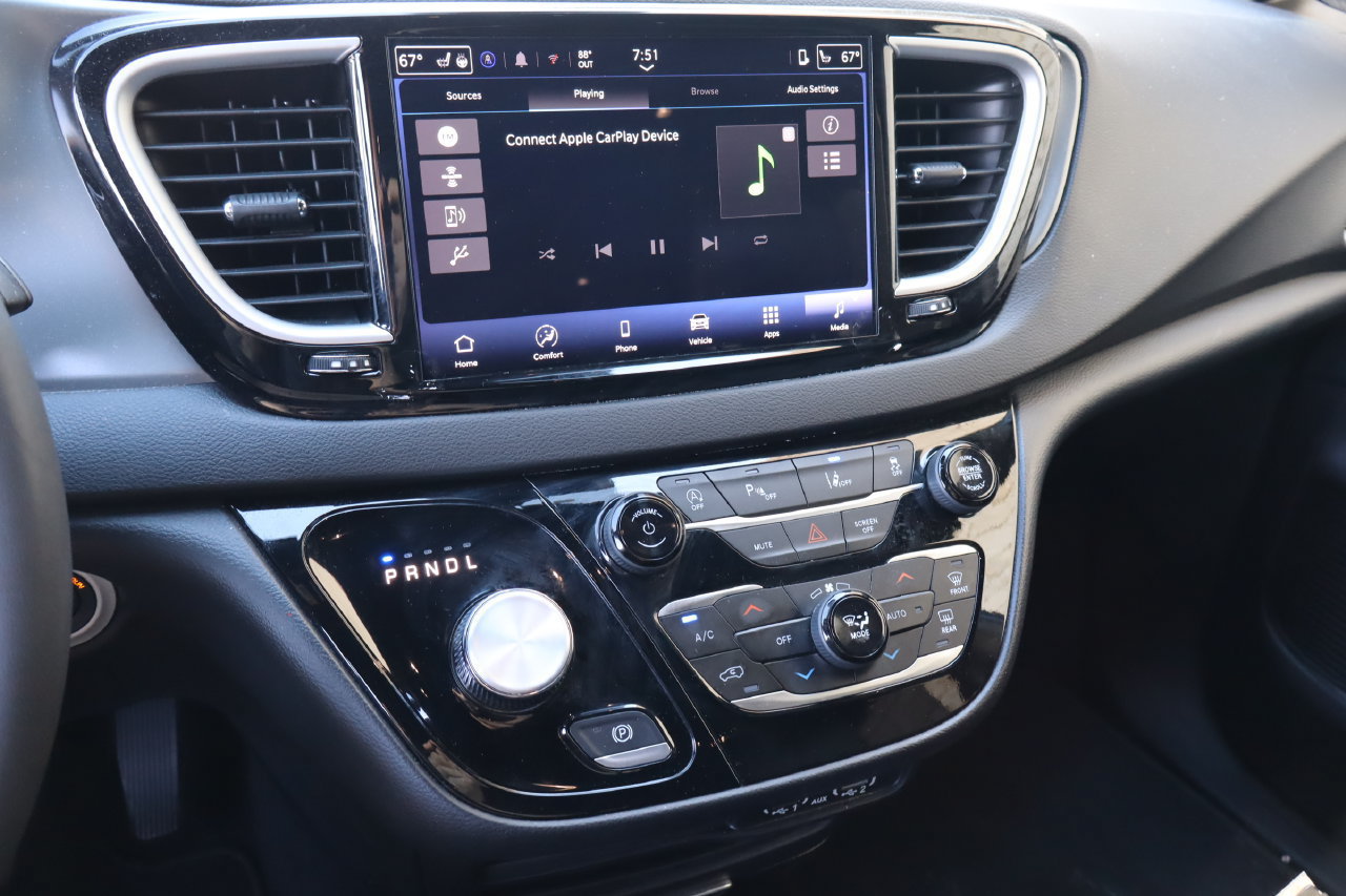 Used 2025 Chrysler Pacifica Select FWD image 7