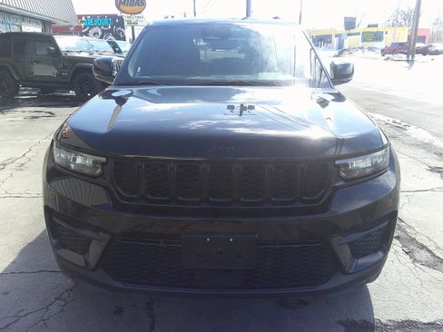 Used 2023 Jeep Grand Cherokee Altitude image 11