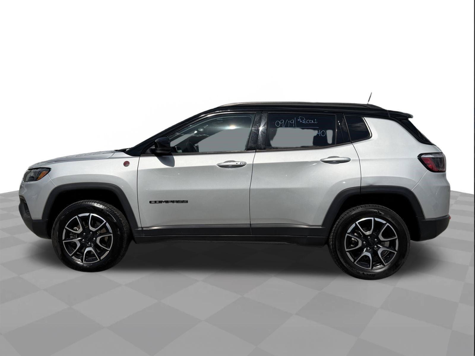 Used 2024 Jeep Compass Trailhawk AWD/4WD image 2