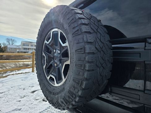 Used 2017 Jeep Wrangler Rubicon w/ Power Convenience Group image 21