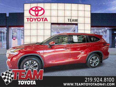 Used 2021 Toyota Highlander XLE AWD/4WD image 1