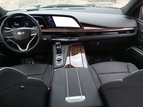 Used 2024 Cadillac Escalade Premium Luxury image 15