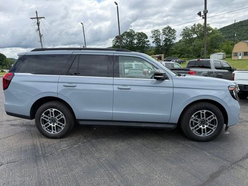 Used 2025 Ford Expedition Active AWD/4WD image 4