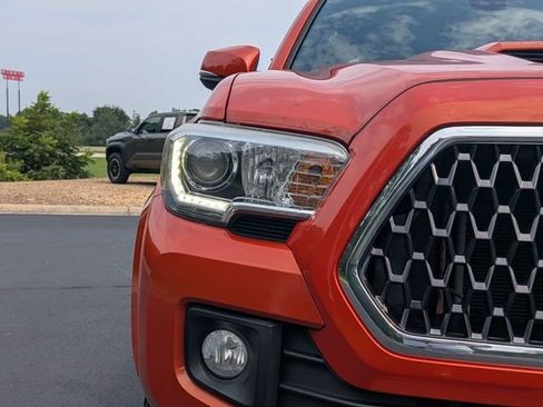 Used 2018 Toyota Tacoma TRD Sport AWD/4WD image 12