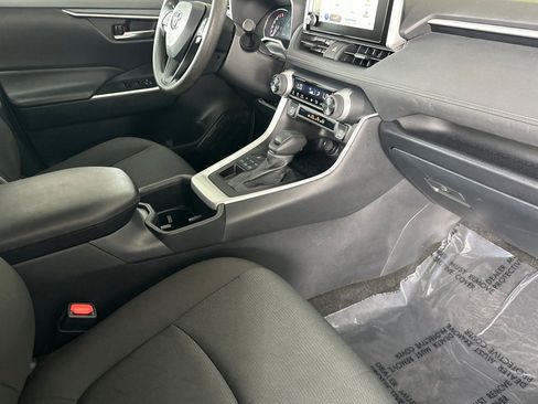 Used 2025 Toyota RAV4 XLE AWD/4WD image 18