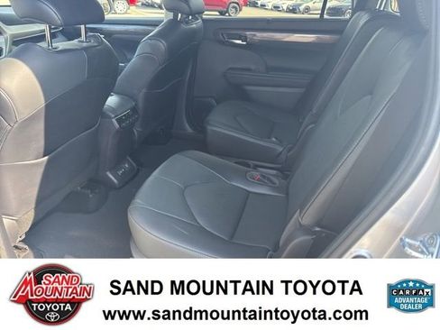 Used 2022 Toyota Highlander Limited image 14
