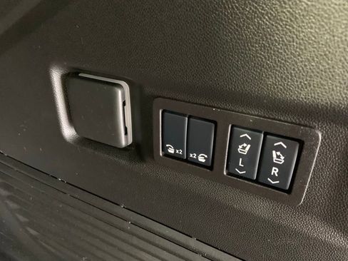 Used 2025 GMC Yukon Denali w/ Sun & Power Step Package image 11