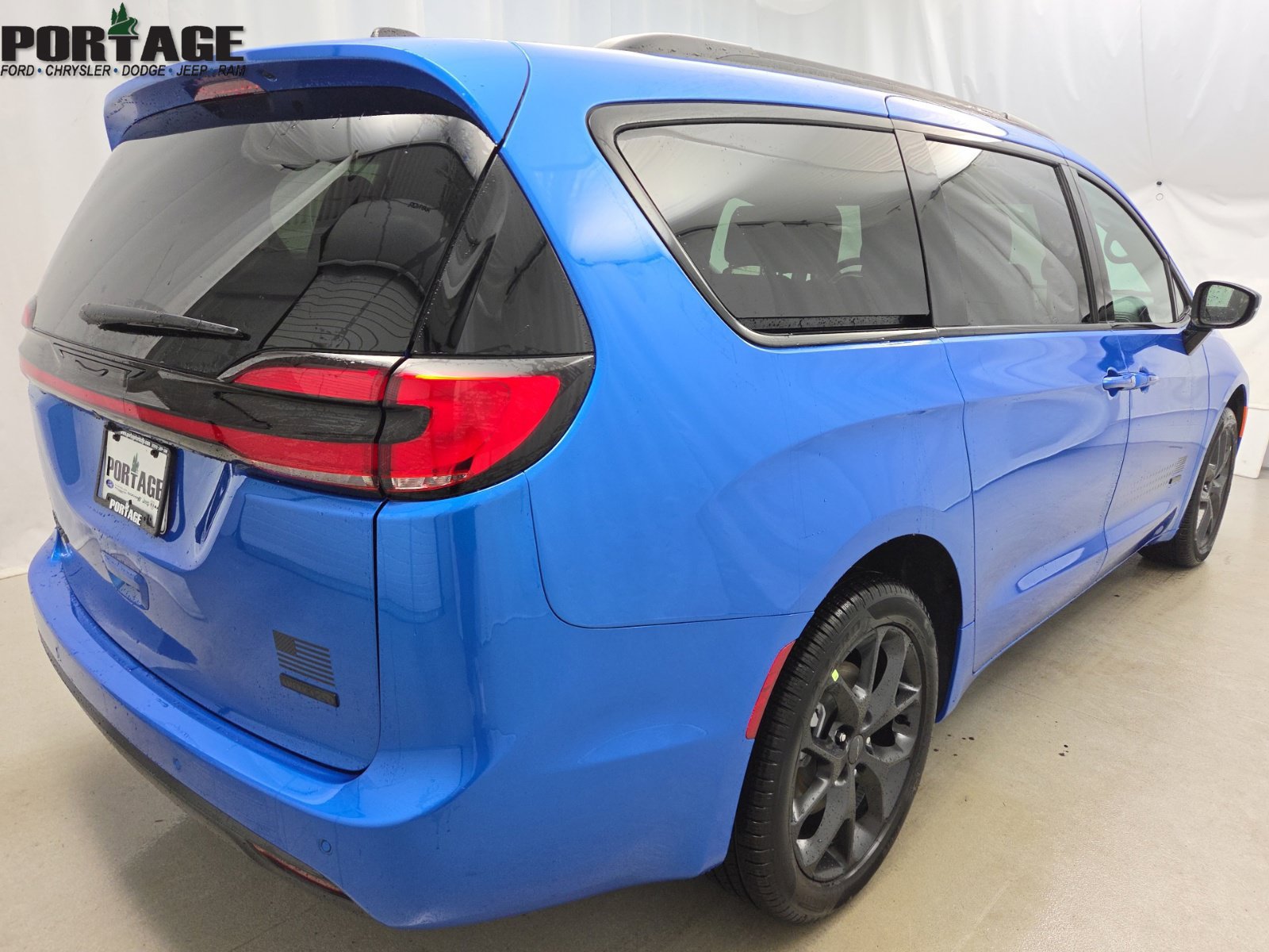 New 2027 Chrysler Pacifica Select AWD/4WD image 7